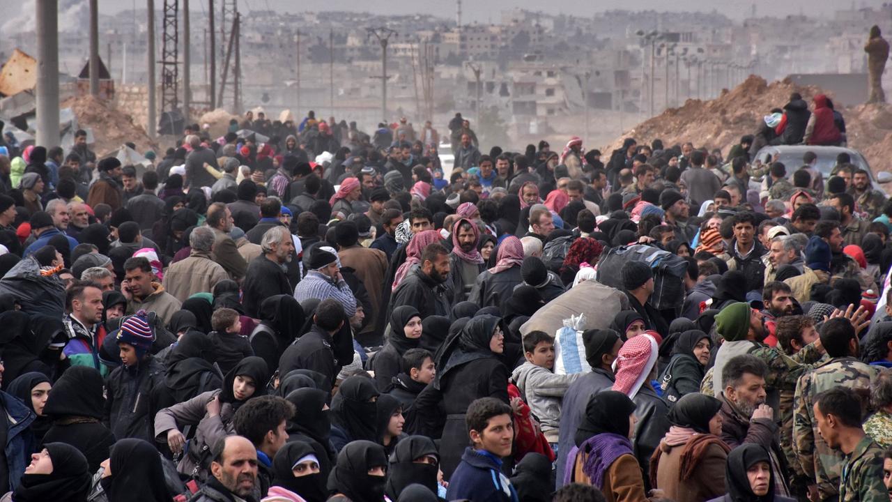 Zahlreiche syrische Familien fliehen vor den Kämpfen und Luftangriffen aus dem Ostteil der syrischen Stadt Aleppo. Zahlreiche syrische Familien fliehen vor den Kämpfen und Luftangriffen aus dem Ostteil der syrischen Stadt Aleppo.