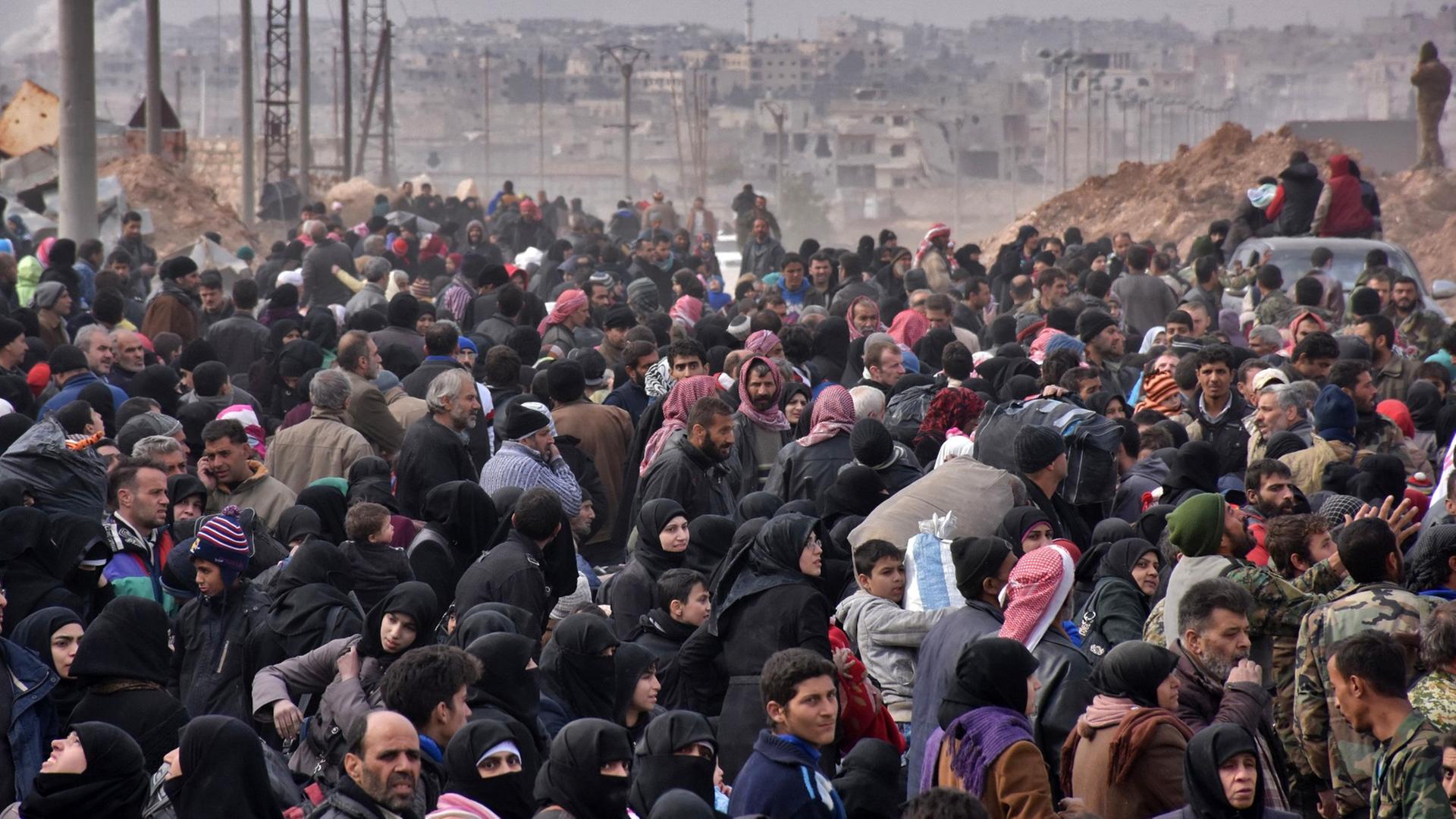 Zahlreiche syrische Familien fliehen vor den Kämpfen und Luftangriffen aus dem Ostteil der syrischen Stadt Aleppo. Zahlreiche syrische Familien fliehen vor den Kämpfen und Luftangriffen aus dem Ostteil der syrischen Stadt Aleppo.