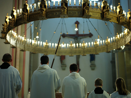 Messdiener stehen während der Trauerfeier für den verstorbenen Altbischof Josef Homeyer vor dem Altar in der Basilika St. Godehard in Hildesheim Messdiener stehen während der Trauerfeier für den verstorbenen Altbischof Josef Homeyer vor dem Altar in der Basilika St. Godehard in Hildesheim