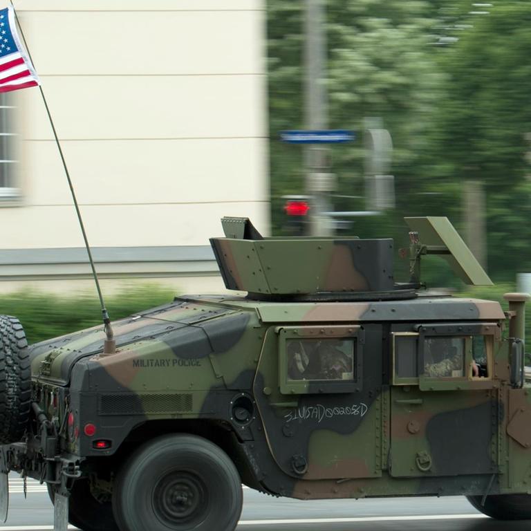 Ein Militärfahrzeug der US-Streitkräfte in Europa fährt bei der Nato-Übung "Saber Strike 16" am Militärhistorischen Museum in Dresden (Sachsen) durch die Stadt  