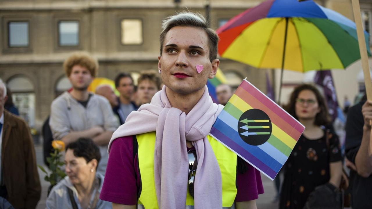Ein Demonstrant mit einer Regenbogenflagge und einem Herz-Aufkleber im Gesicht, am Internationalen Tag gegen Homophobie in Warschau.
