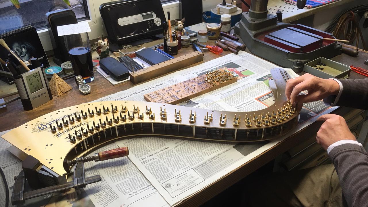 In der Werkstatt des Harfenbauers Horngacher werden Instrumente für Orchester aus aller Welt produziert. In der Werkstatt des Harfenbauers Horngacher werden Instrumente für Orchester aus aller Welt produziert.