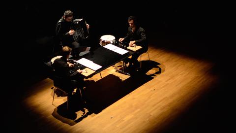 Das Trio K/D/M aus Gilles Durot und Victor Hanna, Perkussion, und Anthony Millet, Akkordeon