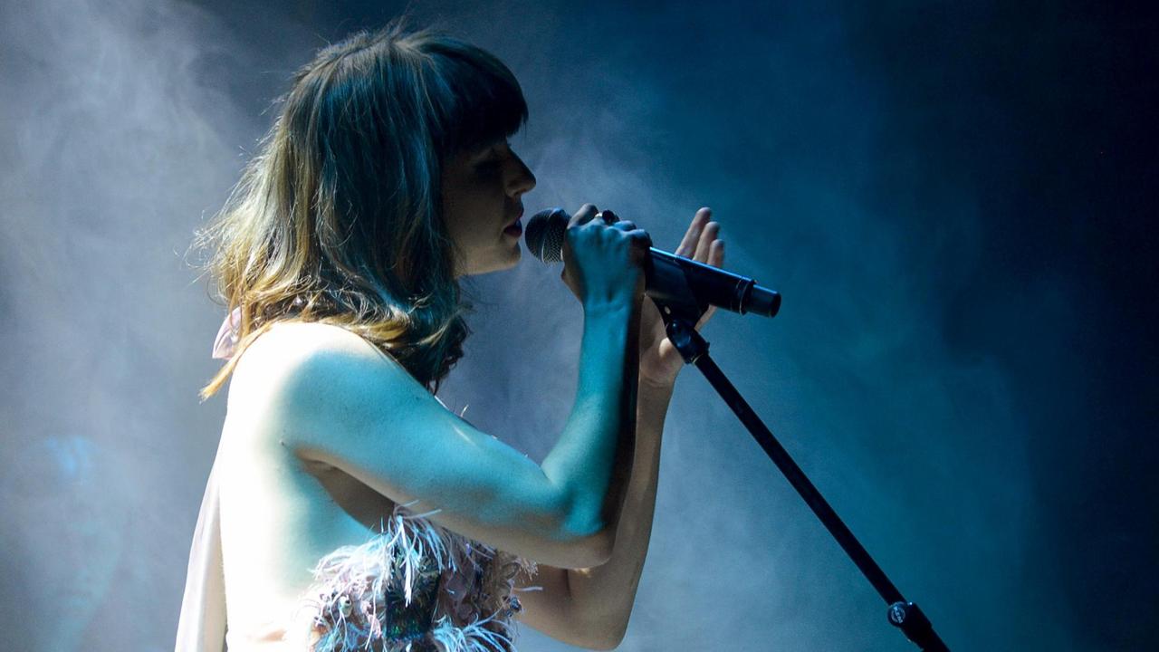 Neuseeländische Singer-Songwriterin Kimbra auf der Bühne. Neuseeländische Singer-Songwriterin Kimbra auf der Bühne.