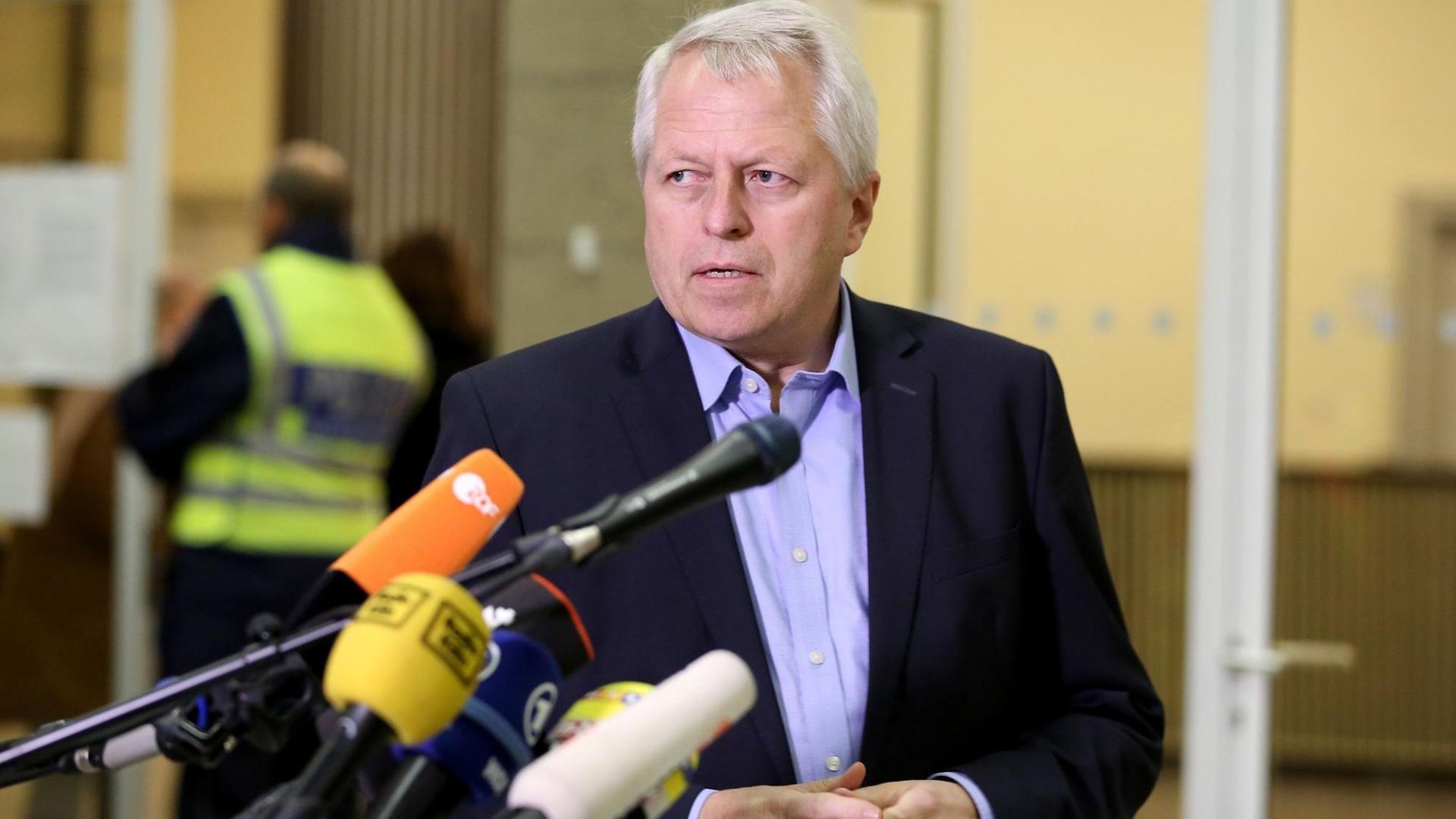 Der Kölner Polizeipräsident Jürgen Mathies äußert sich am 31.12.2016 in Köln (Nordrhein-Westfalen) zu den Sicherheitsmaßnahmen für die Silvesternacht. Der Kölner Polizeipräsident Jürgen Mathies äußert sich am 31.12.2016 in Köln (Nordrhein-Westfalen) zu den Sicherheitsmaßnahmen für die Silvesternacht.