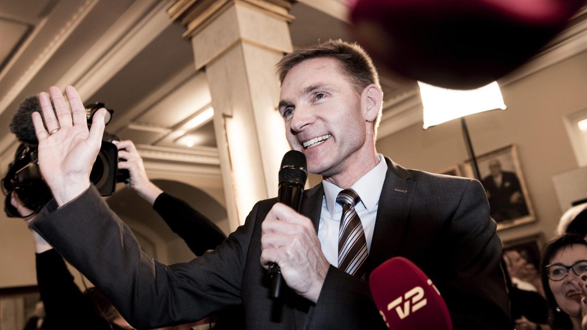 Zu sehen ist der Vorsitzende der rechtspopulistischen Volkspartei, Thulesen Dahl. Er winkt lachend und hält ein Mikrofon in der Hand. Zu sehen ist der Vorsitzende der rechtspopulistischen Volkspartei, Thulesen Dahl. Er winkt lachend und hält ein Mikrofon in der Hand.