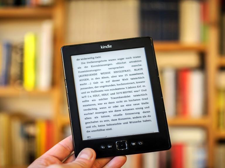 Kindle-Lesegerät in einer Bibliothek: Ladenhüter gibt es auch im E-Book-Bereich, ziemlich viele sogar.