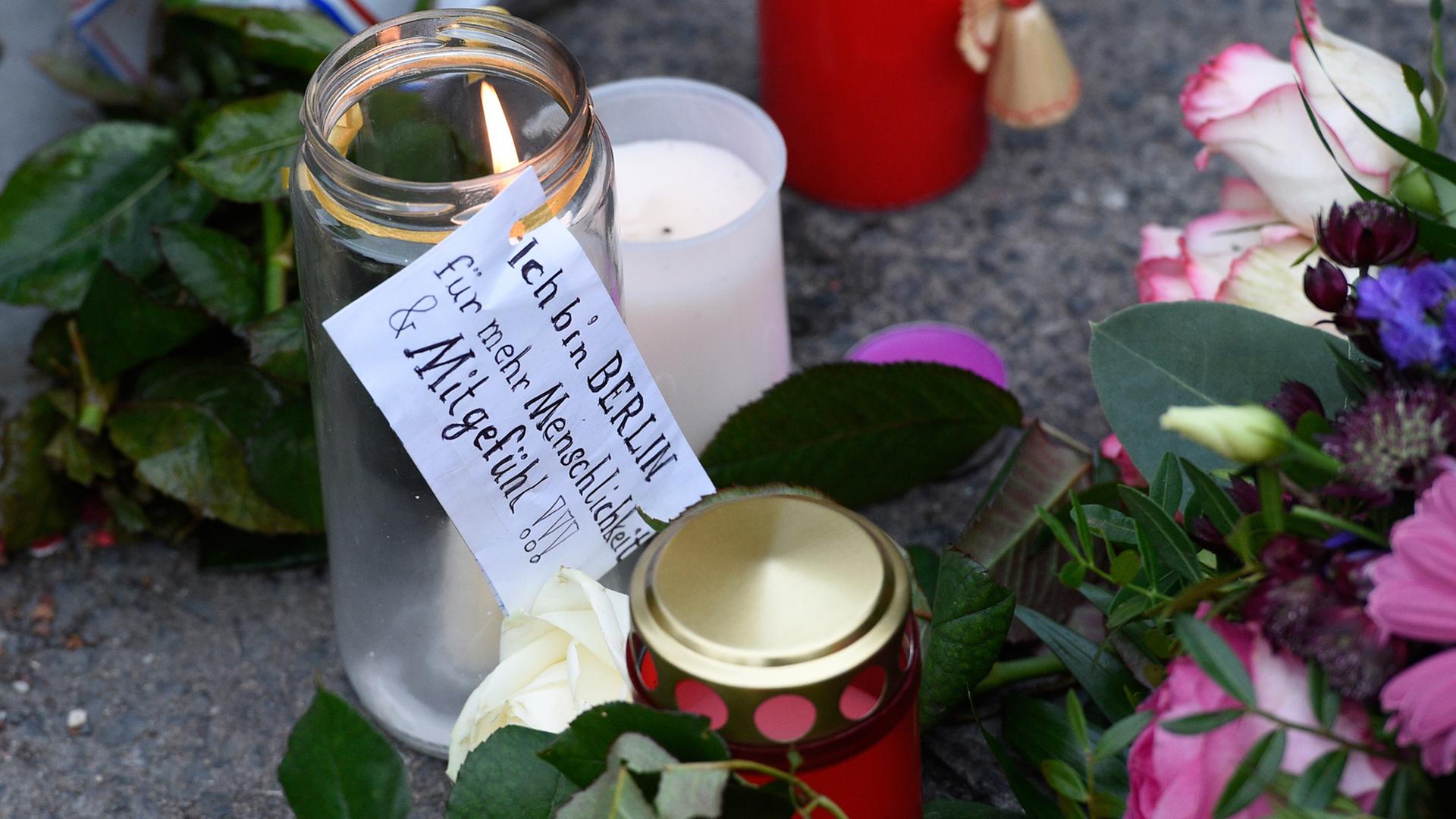 Kerzen und Blumen liegen in Berlin am Ort des Anschlags auf den Weihnachtsmarkt am Berliner Breitscheidplatz. Kerzen und Blumen liegen in Berlin am Ort des Anschlags auf den Weihnachtsmarkt am Berliner Breitscheidplatz.