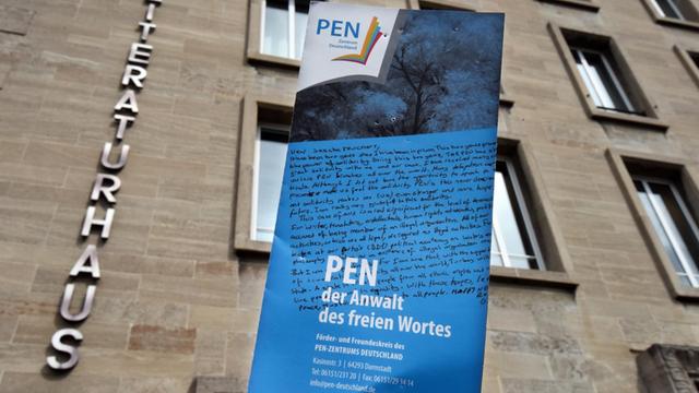 Ein Informationsblatt wird am 26. April 2017 vor die Geschäftsstelle des deutschen PEN-Zentrums im Literaturhaus in Darmstadt gehalten