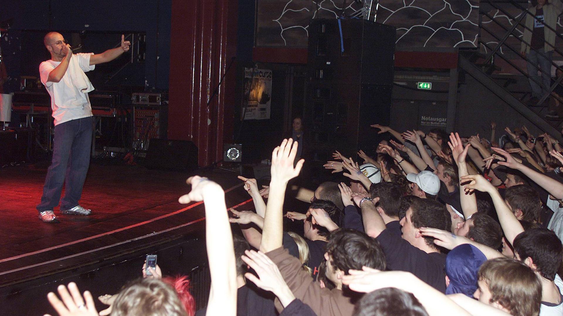 Der Rapper Curse 2006 bei einem Konzert in Lahr.