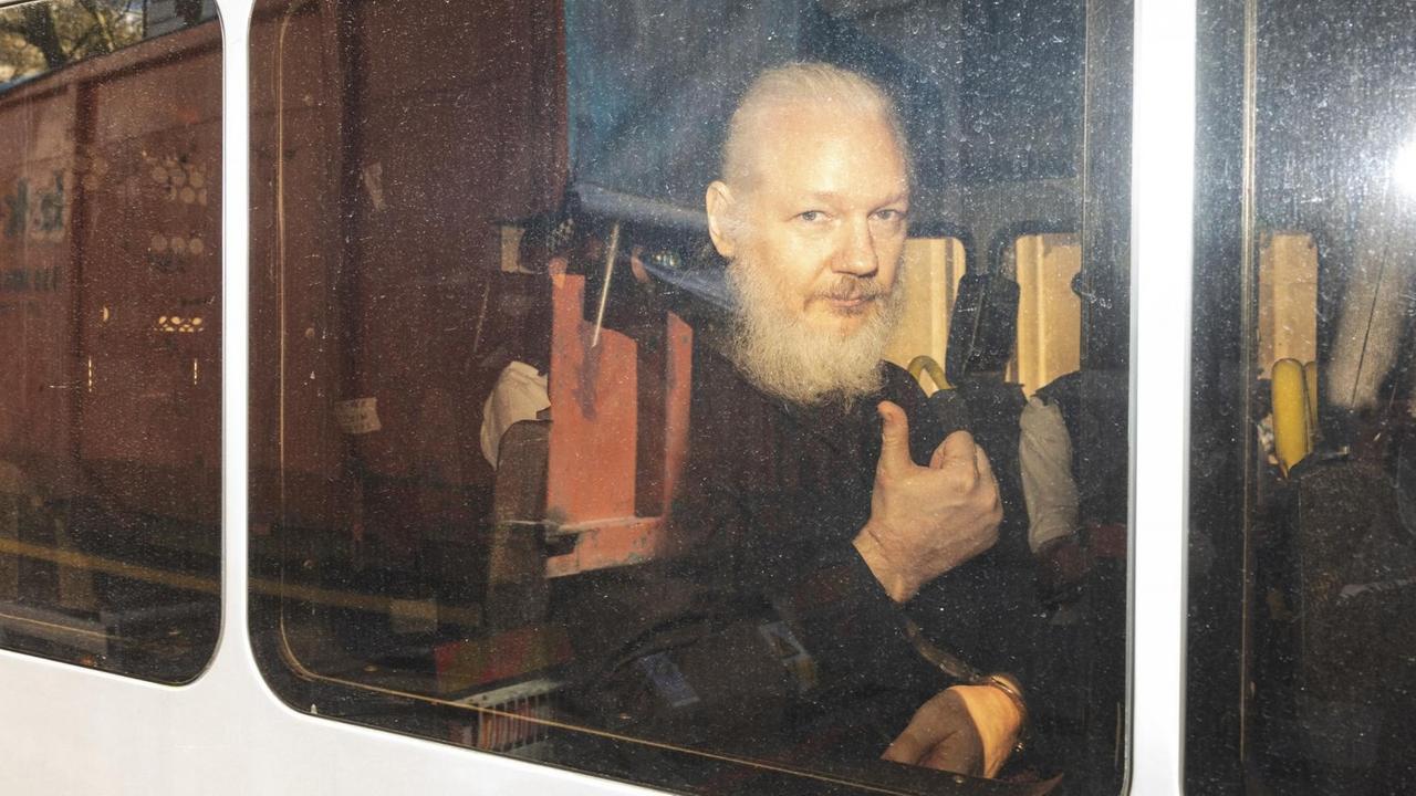 Wikileaks-Gründer Julian Leaks kommt am 11. April 2019 von der Polizei eskortiert am Gericht Westminster Magistrates Court in London an, wo über einen Auslieferungsantrag gegen ihn verhandelt wird. Wikileaks-Gründer Julian Leaks kommt am 11. April 2019 von der Polizei eskortiert am Gericht Westminster Magistrates Court in London an, wo über einen Auslieferungsantrag gegen ihn verhandelt wird.