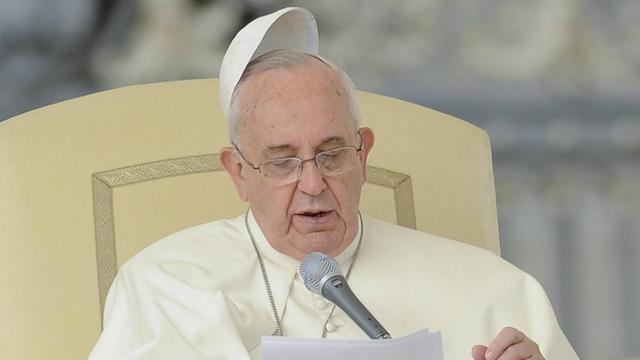 - Papst Franziskus spricht anlässlich seiner Generalaudienz auf dem Petersplatz in der Vatikanstadt am 15. Oktober 2014.
