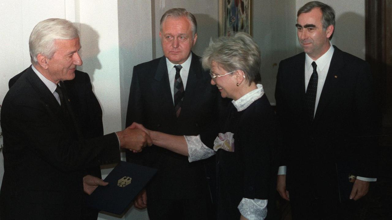 Bundespräsident Richard von Weizsäcker (l) überreicht am 21.04.1989 in Bonn der neuen Bauministerin Gerda Hasselfeldt die Ernennungsurkunde. Im Hintergrund ihr Amtsvorgänger Oscar Schneider, rechts Theo Waigel. Foto: Heinz Wieseler +++(c) dpa - Report+++ | Verwendung weltweit Bundespräsident Richard von Weizsäcker (l) überreicht am 21.04.1989 in Bonn der neuen Bauministerin Gerda Hasselfeldt die Ernennungsurkunde. Im Hintergrund ihr Amtsvorgänger Oscar Schneider, rechts Theo Waigel. Foto: Heinz Wieseler +++(c) dpa - Report+++ | Verwendung weltweit