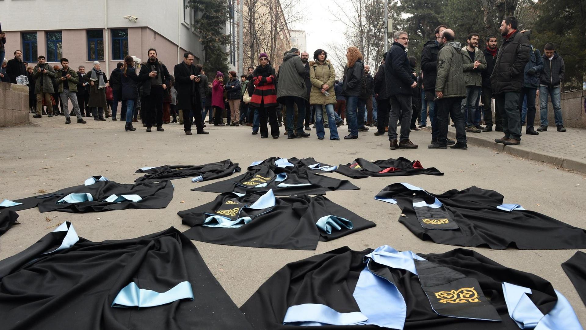 Wissenschaftler in Ankara haben aus Protest gegen die Entlassung von Kollegen ihre Talare vor die Universtät gelegt. Wissenschaftler in Ankara haben aus Protest gegen die Entlassung von Kollegen ihre Talare vor die Universtät gelegt.