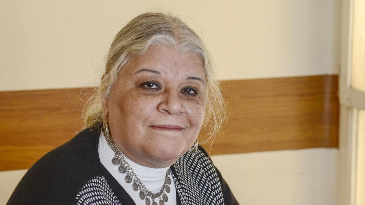 Aida Seif al-Dawla ist 63 Jahre alt, längere weiße Haare, weiß-schwarze Bluse, sitzt und lächelt. Sie ist Psychiaterin und eine der Gründerinnen des Nadeem-Zentrums gegen Gewalt und Folter in Kairo. Aida Seif al-Dawla ist 63 Jahre alt, längere weiße Haare, weiß-schwarze Bluse, sitzt und lächelt. Sie ist Psychiaterin und eine der Gründerinnen des Nadeem-Zentrums gegen Gewalt und Folter in Kairo.
