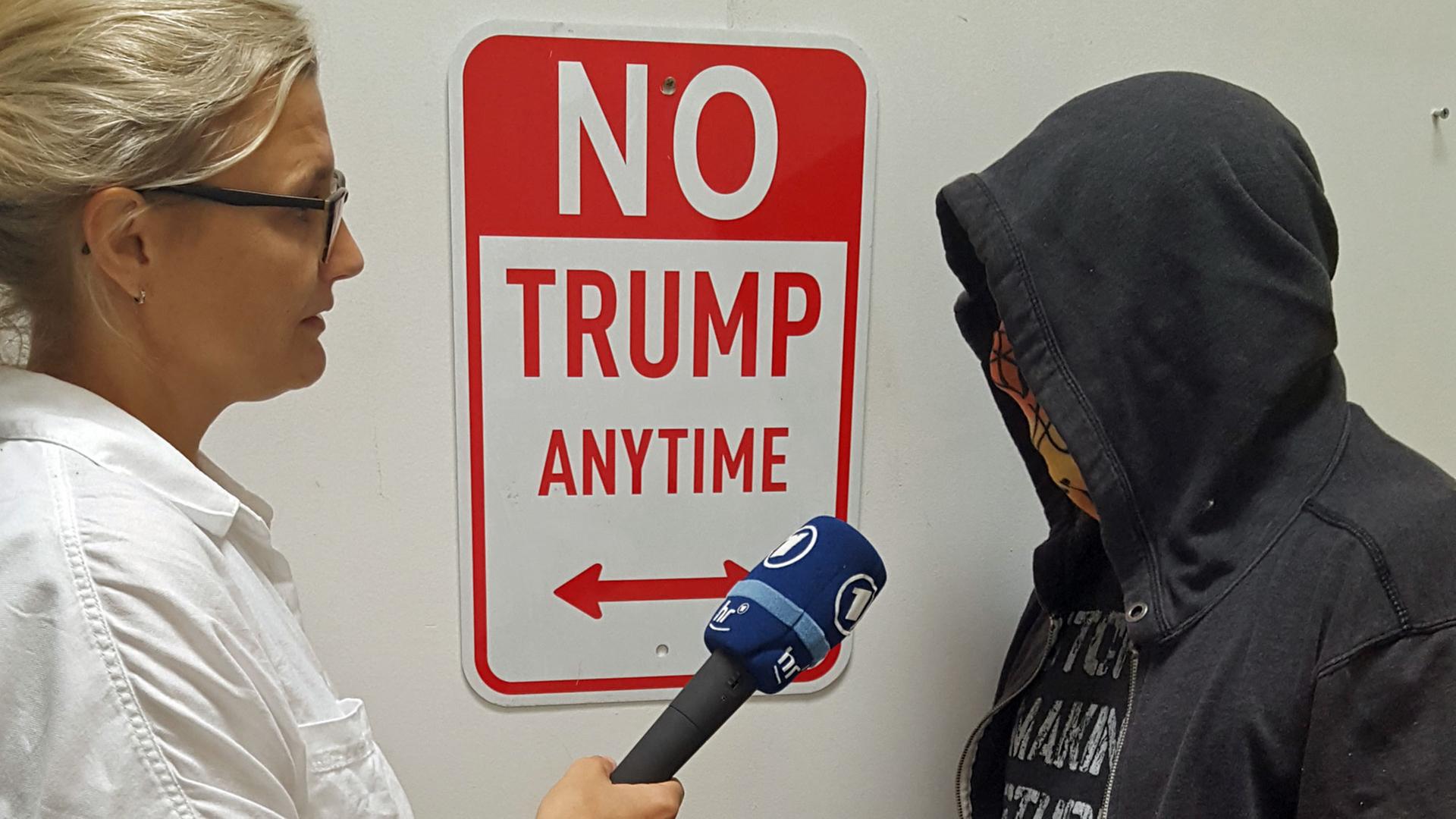 Kunstaktion "No Trump Anytime": Der US-Künstler Plastic Jesus im Gespräch mit ARD-Hörfunkkorrespondentin Nicole Markwald. Kunstaktion "No Trump Anytime": Der US-Künstler Plastic Jesus im Gespräch mit ARD-Hörfunkkorrespondentin Nicole Markwald.