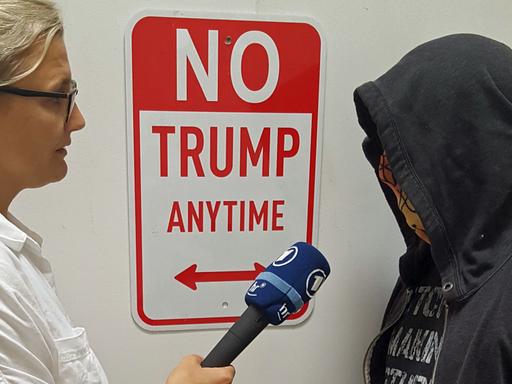 Kunstaktion "No Trump Anytime": Der US-Künstler Plastic Jesus im Gespräch mit ARD-Hörfunkkorrespondentin Nicole Markwald.