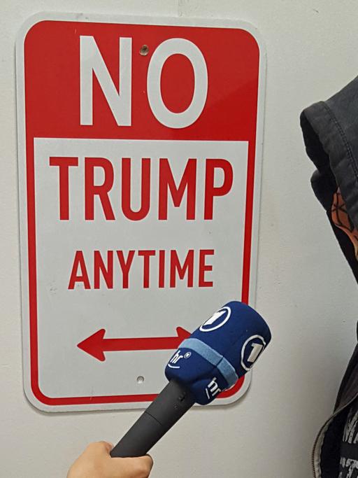 Kunstaktion "No Trump Anytime": Der US-Künstler Plastic Jesus im Gespräch mit ARD-Hörfunkkorrespondentin Nicole Markwald.