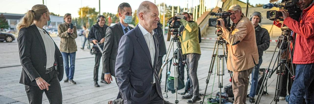 Olaf Scholz geht an Kameras vorbei Olaf Scholz geht an Kameras vorbei