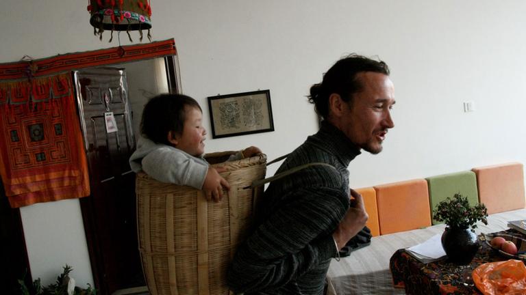 Der Klangkünstler Laurent Jeanneau mit seinem Sohn zu Hause in Dali - 2010.