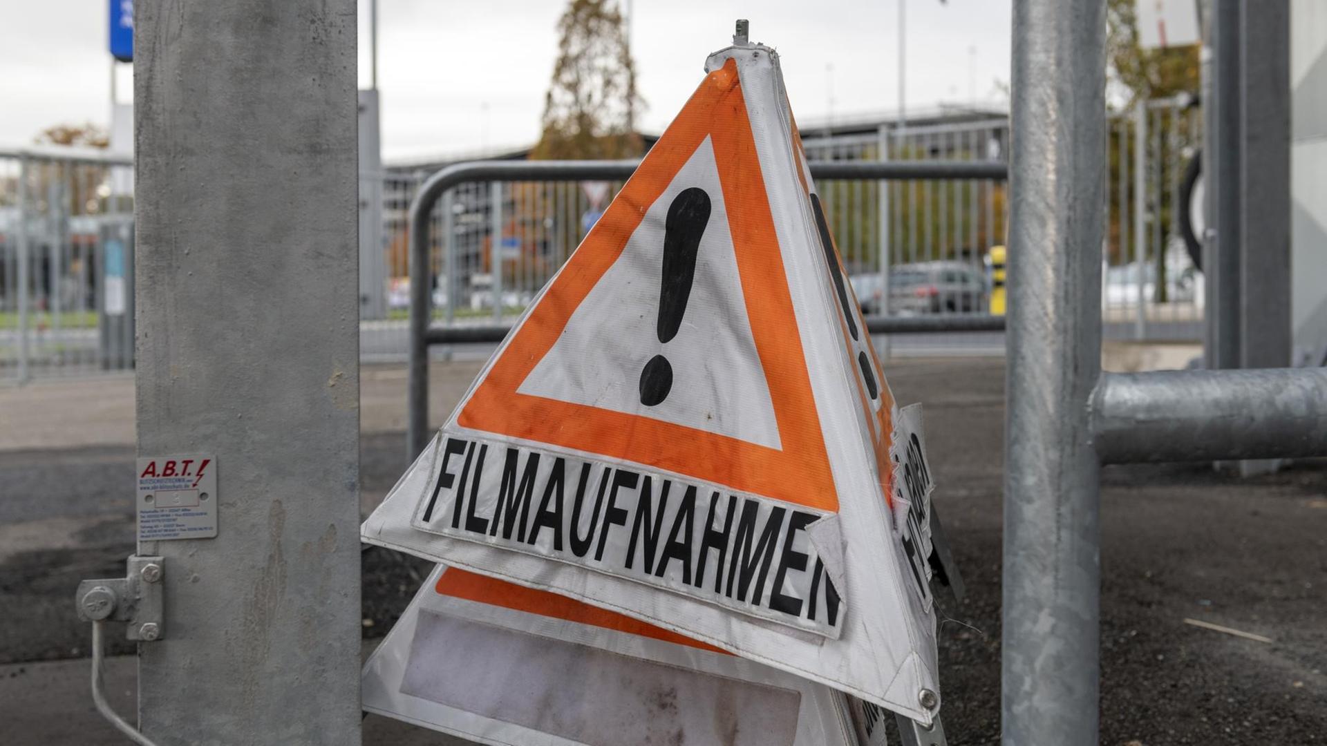Im Bild ein Hinweis auf Filmaufnahmen am Set zur hundertsten Folge der Serie Heldt am Flughafen in Köln-Bonn. Im Bild ein Hinweis auf Filmaufnahmen am Set zur hundertsten Folge der Serie Heldt am Flughafen in Köln-Bonn.