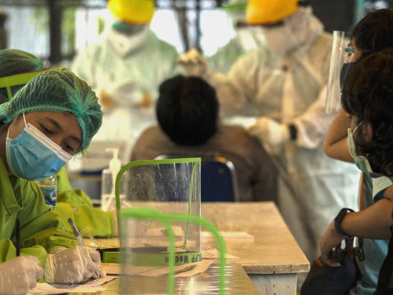 Mitarbeiter des Gesundheitswesens testen Bürger auf Covid-19 in Indonesien.