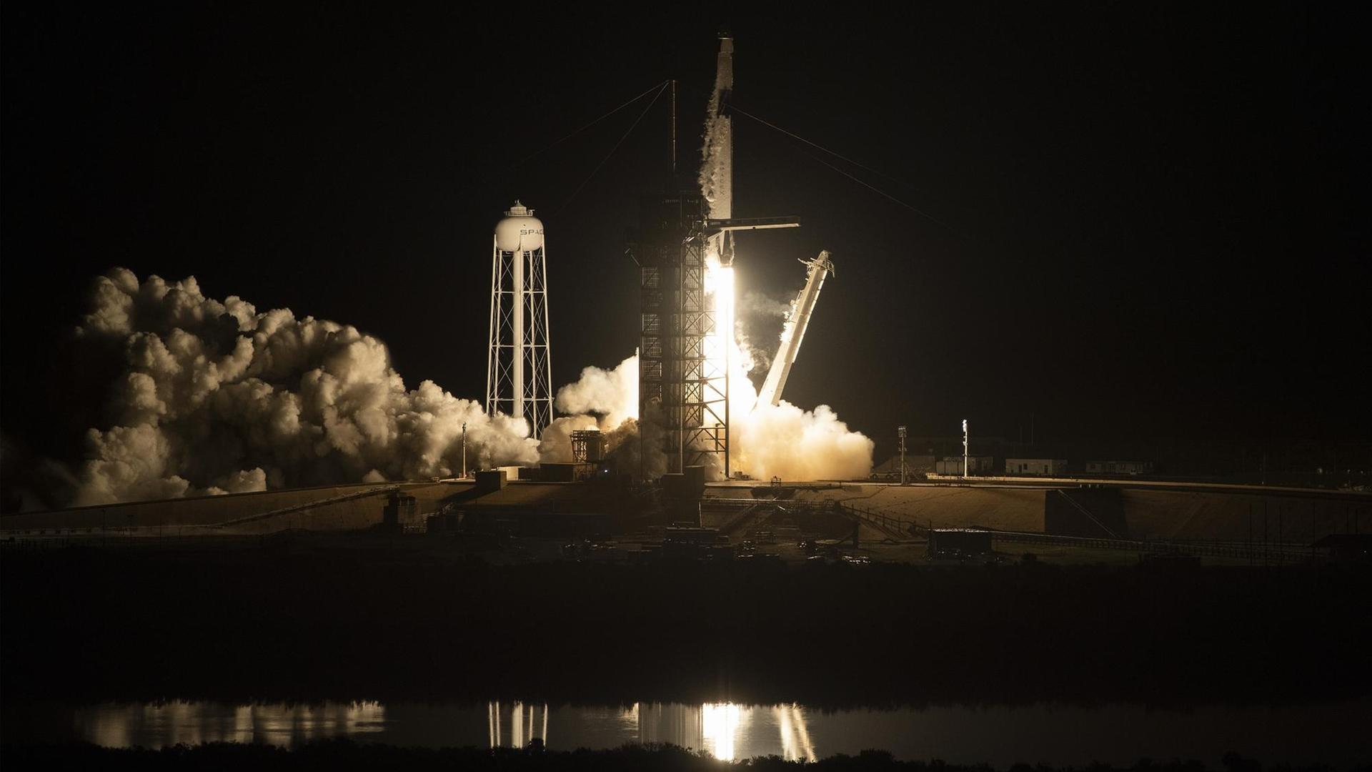 Die Rakete startet in der Dunkelheit. Qualm und Licht sind zu sehen. Die Rakete startet in der Dunkelheit. Qualm und Licht sind zu sehen.