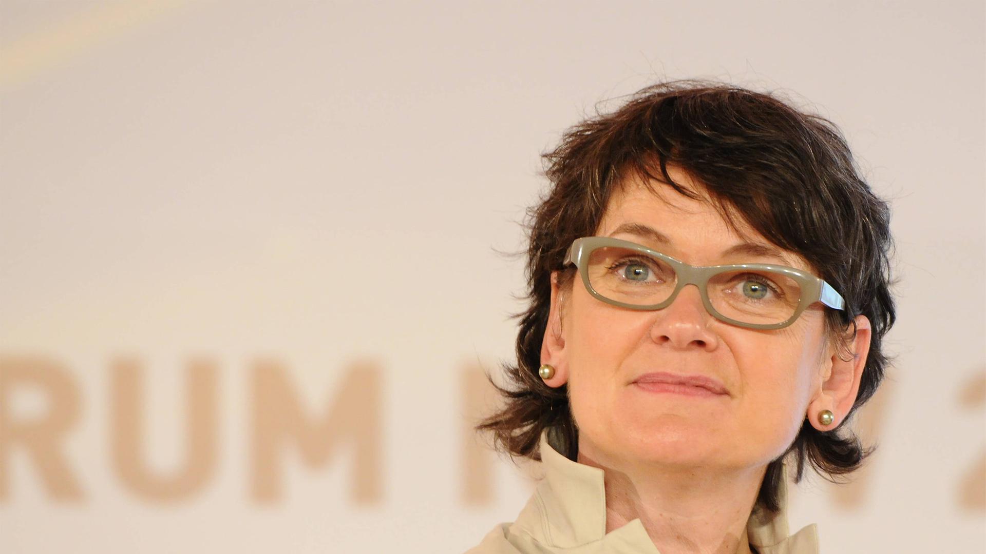 Frauke Gerlach, die Direktorin des Grimme-Instituts, in beiger Kleidung mit beiger Brille vor beigem Hintergrund. Frauke Gerlach, die Direktorin des Grimme-Instituts, in beiger Kleidung mit beiger Brille vor beigem Hintergrund.