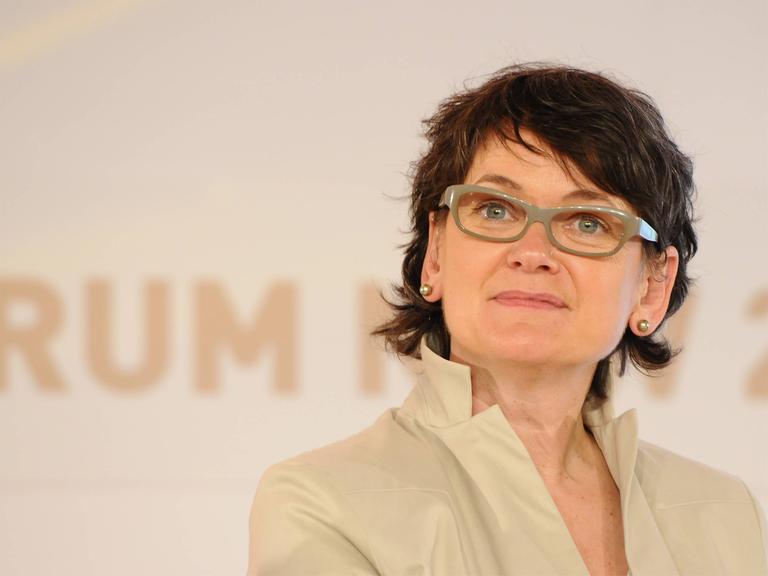 Frauke Gerlach, die Direktorin des Grimme-Instituts, in beiger Kleidung mit beiger Brille vor beigem Hintergrund.