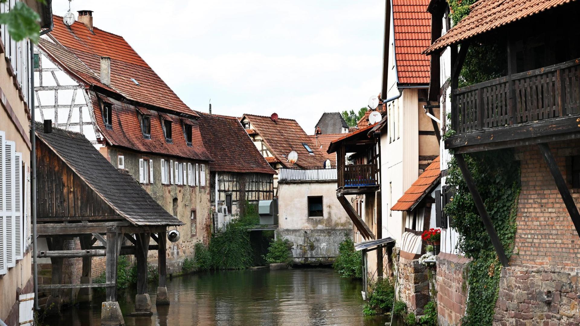 Ansicht von Woerth an der Sauer mit Fachwerkhäusern am Wasser Ansicht von Woerth an der Sauer mit Fachwerkhäusern am Wasser