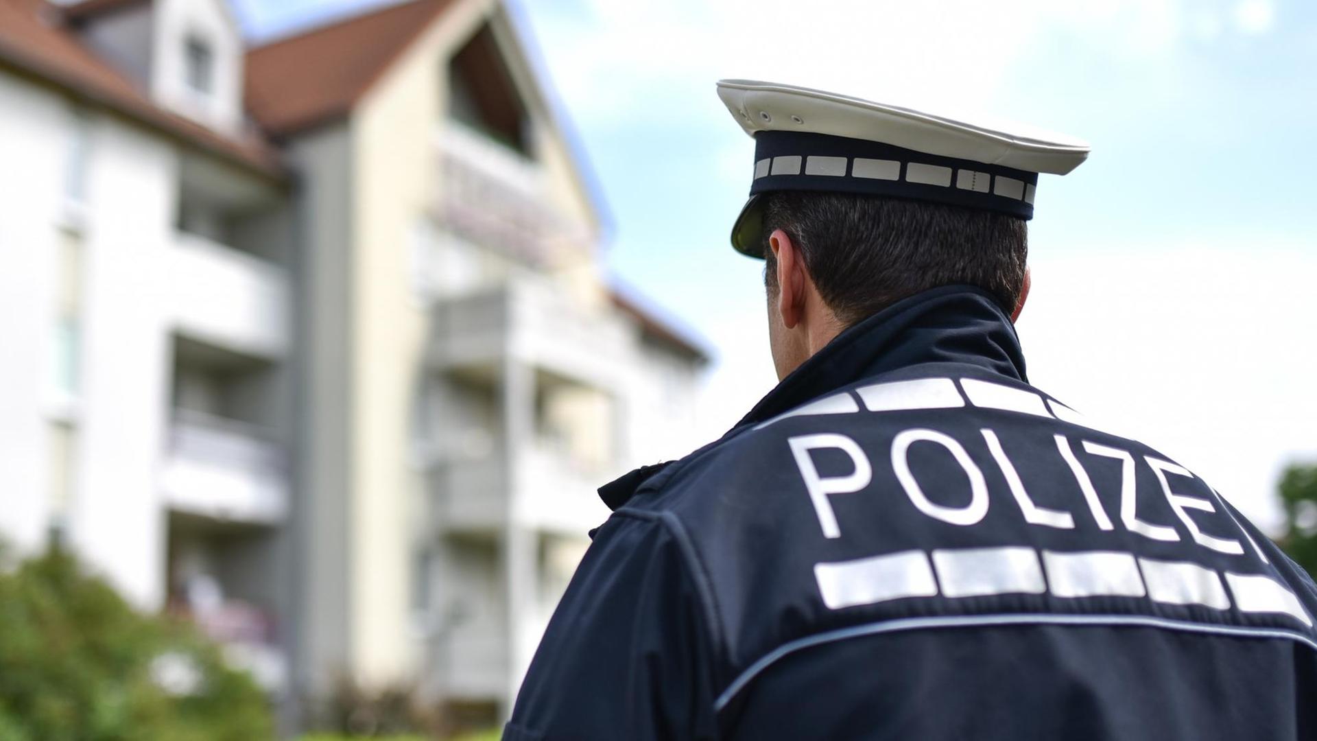 Der freiwillige Polizist Andreas Kaminski steht in Ludwigshafen (Rheinland-Pfalz) in Polizeiuniform vor einem Wohnhaus. Der freiwillige Polizist Andreas Kaminski steht in Ludwigshafen (Rheinland-Pfalz) in Polizeiuniform vor einem Wohnhaus.