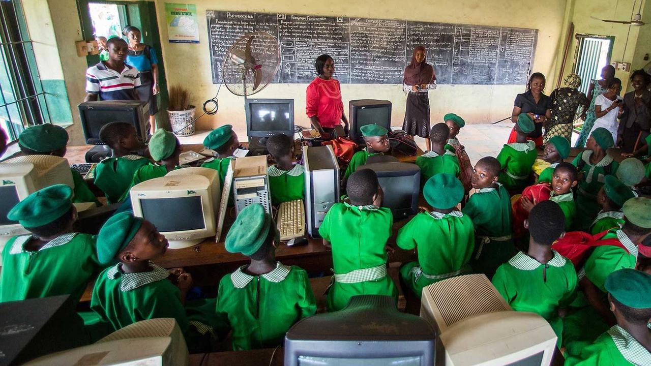 Schülerinnen und Lehrerinnen der Muslim Girl's High School in Ijebu Ode, Nigeria. An die staatliche Sekundarschule, eine reine Mädchenschule, gehen überwiegend muslimische Schülerinnen im Alter von 11 bis 18 Jahren. Schülerinnen und Lehrerinnen der Muslim Girl's High School in Ijebu Ode, Nigeria. An die staatliche Sekundarschule, eine reine Mädchenschule, gehen überwiegend muslimische Schülerinnen im Alter von 11 bis 18 Jahren.