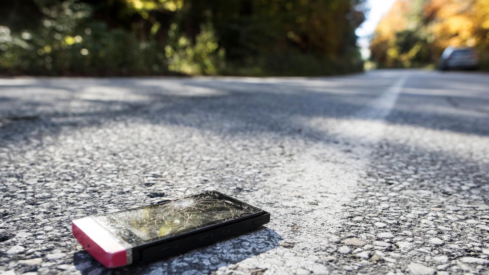 Smartphone auf einer Straße Smartphone auf einer Straße