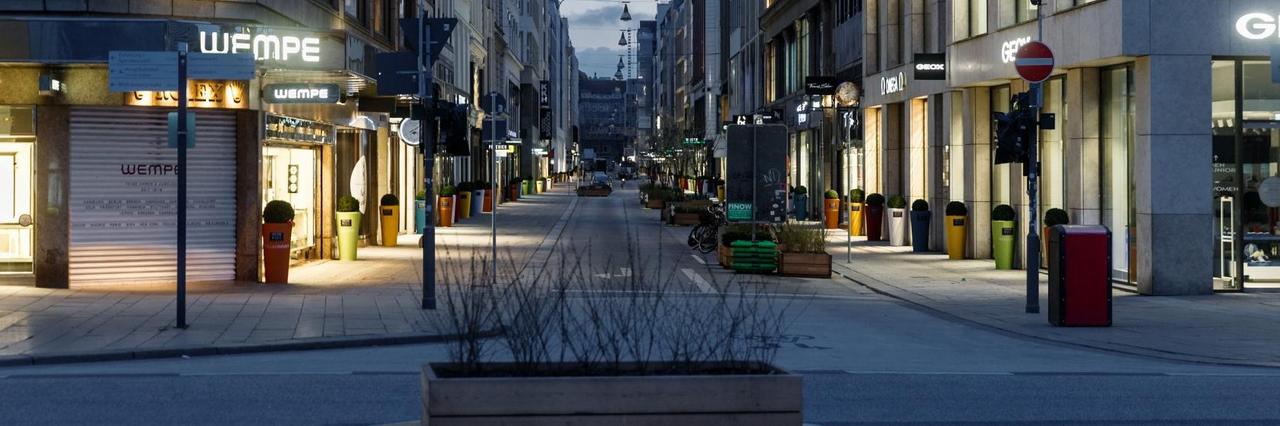 Der Neue Wall, eine der Haupteinkaufsstrassen Hamburgs, ist bereits eine knappe Stunde vor Beginn des Lockdowns in der Hansestadt menschenleer. Der Neue Wall, eine der Haupteinkaufsstrassen Hamburgs, ist bereits eine knappe Stunde vor Beginn des Lockdowns in der Hansestadt menschenleer.