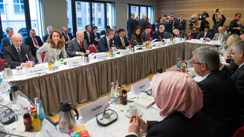 Die Mitglieder des Lenkungsausschusses der Deutschen Islam Konferenz treffen sich am 2015 in Berlin.