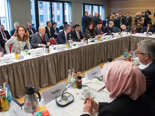 Die Mitglieder des Lenkungsausschusses der Deutschen Islam Konferenz treffen sich am 2015 in Berlin.