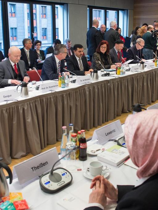 Die Mitglieder des Lenkungsausschusses der Deutschen Islam Konferenz treffen sich am 2015 in Berlin.