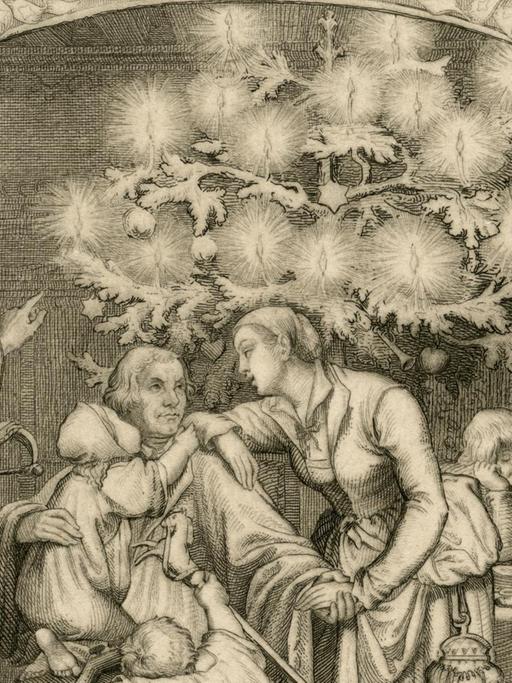 Eine idealisierte Zeichnung zeigt Luther im Kreise seiner Familie vor einem großen Weihnachtsbaum voller Kerzen.