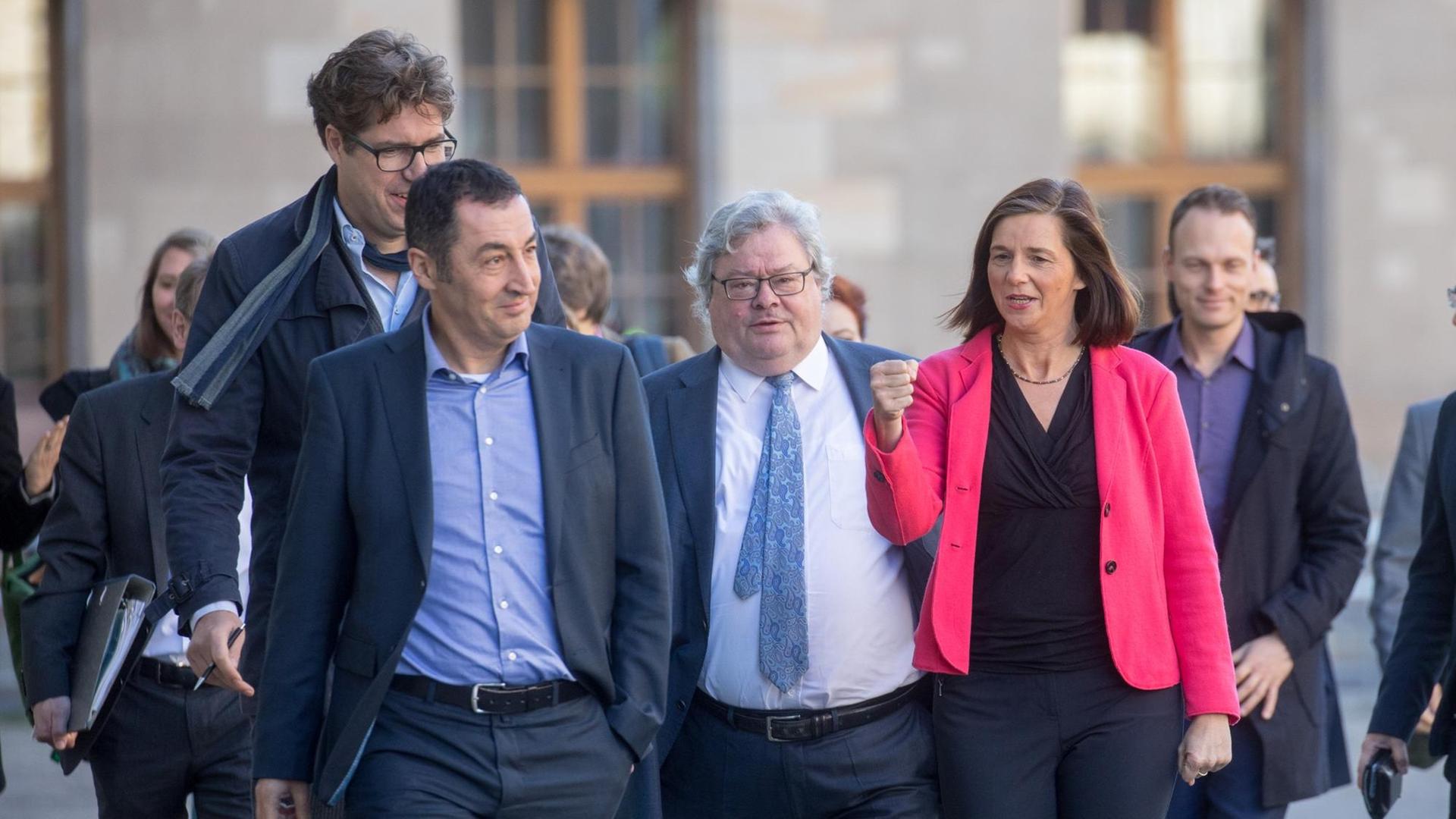 Die Grünen, angeführt von (r-l) Katrin Göring-Eckardt, Fraktionsvorsitzende der Grünen im Bundestag, Reinhard Bütikofer, Vorsitzende der Europäischen Grünen Partei, Cem Özdemir, Bundesvorsitzender von Bündnis 90/Die Grünen und Michael Kellner, Bundesgeschäftsführer von Bündnis 90. Die Grünen, angeführt von (r-l) Katrin Göring-Eckardt, Fraktionsvorsitzende der Grünen im Bundestag, Reinhard Bütikofer, Vorsitzende der Europäischen Grünen Partei, Cem Özdemir, Bundesvorsitzender von Bündnis 90/Die Grünen und Michael Kellner, Bundesgeschäftsführer von Bündnis 90.
