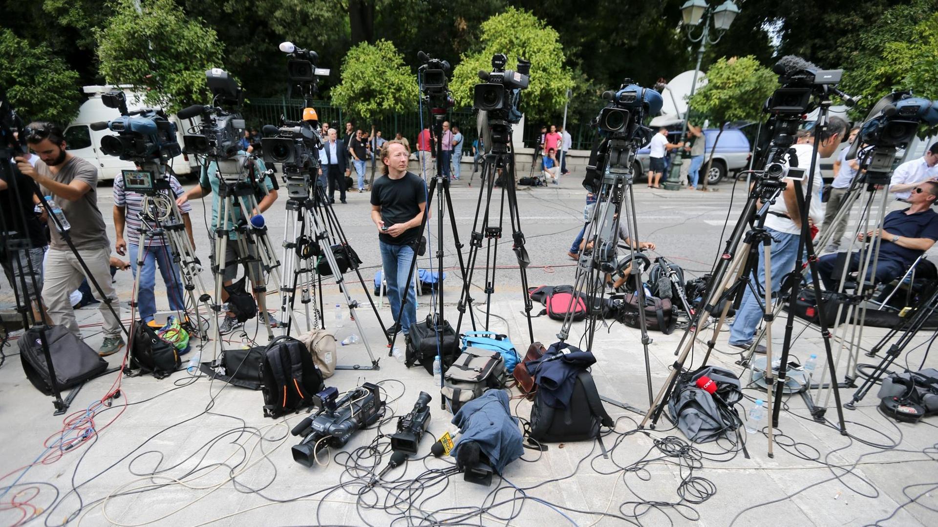Journalisten warten auf ein Statement des griechischen Ministerpräsidenten Alexis Tsipras. Journalisten warten auf ein Statement des griechischen Ministerpräsidenten Alexis Tsipras.