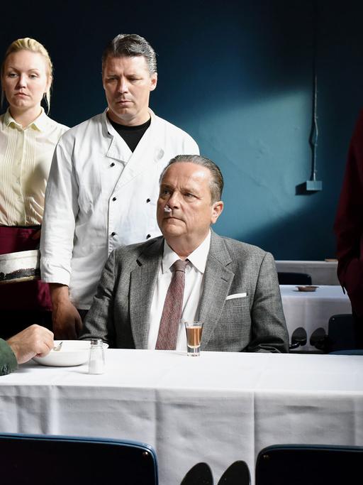 Szene aus "Die andere Seite der Hoffnung" von Aki Kaurismäki: Sherwan Haji (v.l.n.r., Khaled), Nuppu Koivu (Mirja), Janne Hyytiäinen (Nyrhinen), Sakari Kuosmanen (Wikström) und Ilkka Koivula (Calamnius)