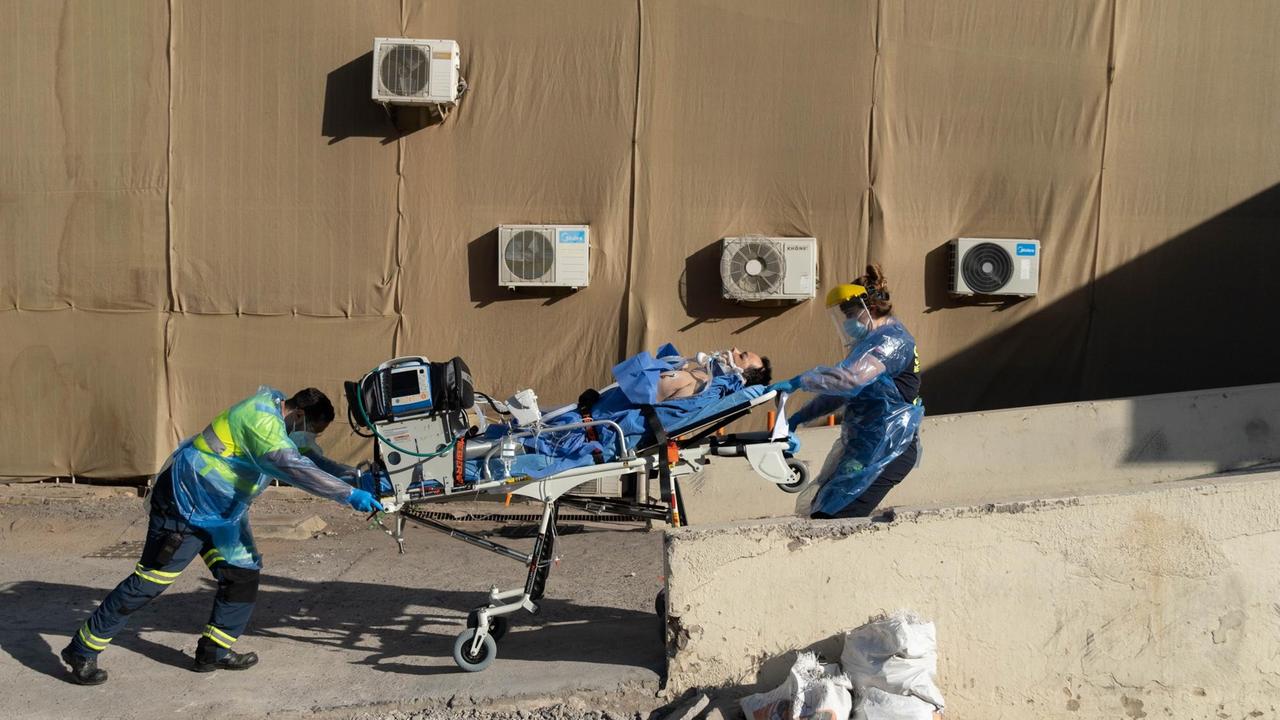 Szene vom 23. März 2021 in Santiago de Chile:Gesundheitspersonal verlegt einen Patienten in ein anderes Krankenhaus. Szene vom 23. März 2021 in Santiago de Chile:Gesundheitspersonal verlegt einen Patienten in ein anderes Krankenhaus.