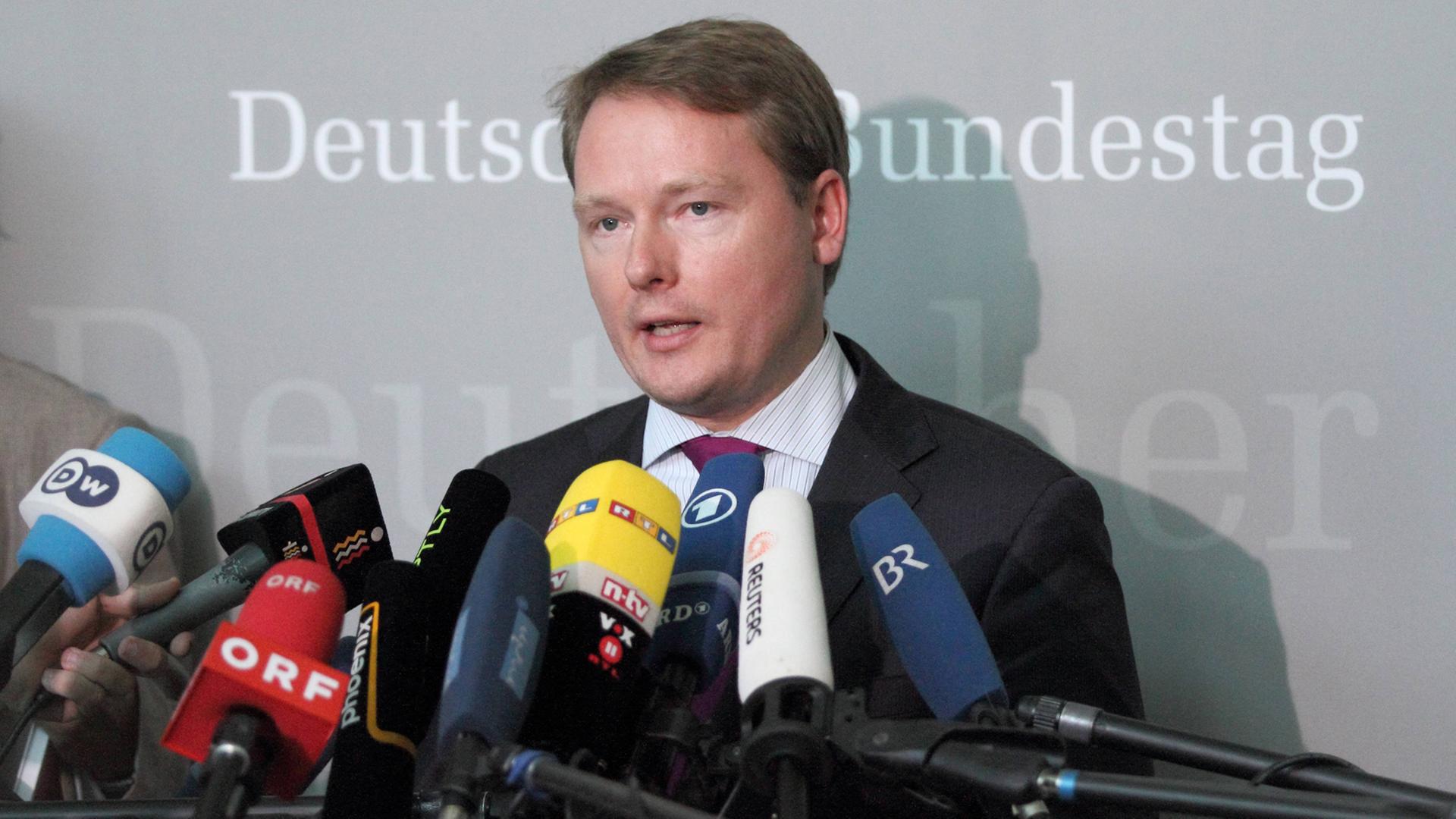 Christian Flisek spricht im Bundestag in eine Reihe von Mikrofonen von Rundfunksendern. Christian Flisek spricht im Bundestag in eine Reihe von Mikrofonen von Rundfunksendern.