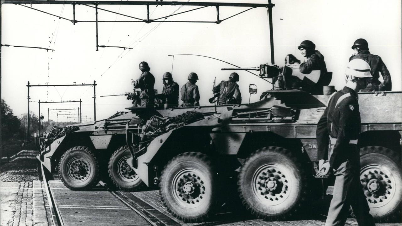 Nach den Geiselnahmen durch molukkische Terroristen sichern niederländische Polizeikräfte Knotenpunkte, wie hier nahe Groningen Am 23. Mai 1977 überfielen Aktivisten der molukkischen Minderheit einen Zug und eine Schule und nahmen zahlreiche Geiseln , es war der dramatische Höhepunkt einer ganzen Reihe terroristischer Aktionen. Nach den Geiselnahmen durch molukkische Terroristen sichern niederländische Polizeikräfte Knotenpunkte, wie hier nahe Groningen Am 23. Mai 1977 überfielen Aktivisten der molukkischen Minderheit einen Zug und eine Schule und nahmen zahlreiche Geiseln , es war der dramatische Höhepunkt einer ganzen Reihe terroristischer Aktionen.