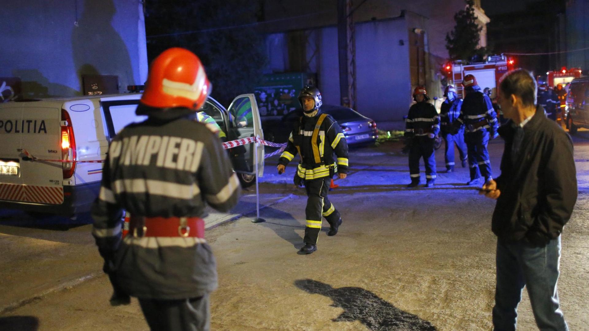 Feuerwehr und Polizei bei ihrem Einsatz an der Diskothek in Bukarest, Rumänien. Feuerwehr und Polizei bei ihrem Einsatz an der Diskothek in Bukarest, Rumänien.