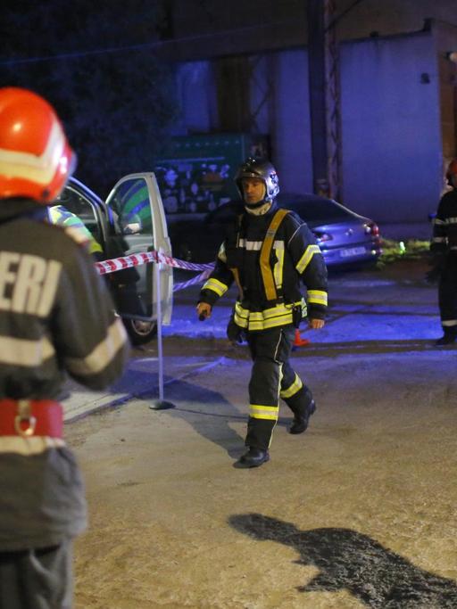 Feuerwehr und Polizei bei ihrem Einsatz an der Diskothek in Bukarest, Rumänien.