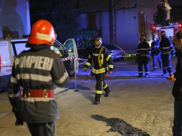 Feuerwehr und Polizei bei ihrem Einsatz an der Diskothek in Bukarest, Rumänien.