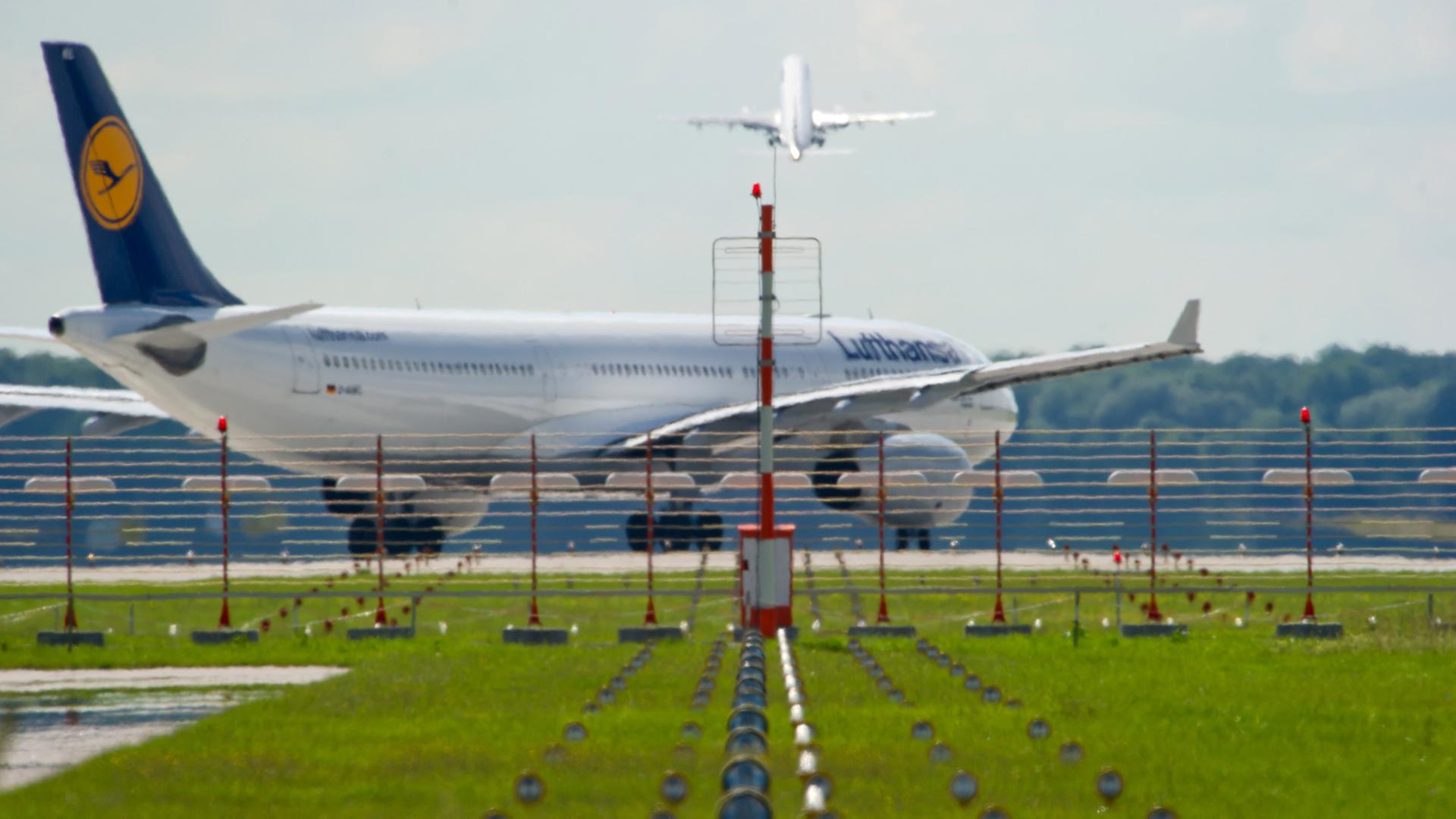 Ein Flugzeug von Lufthansa rollt zum Start auf die Startbahn am Flughafen in München. Ein Flugzeug von Lufthansa rollt zum Start auf die Startbahn am Flughafen in München.