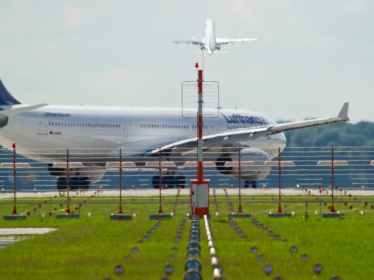 Ein Flugzeug von Lufthansa rollt zum Start auf die Startbahn am Flughafen in München.