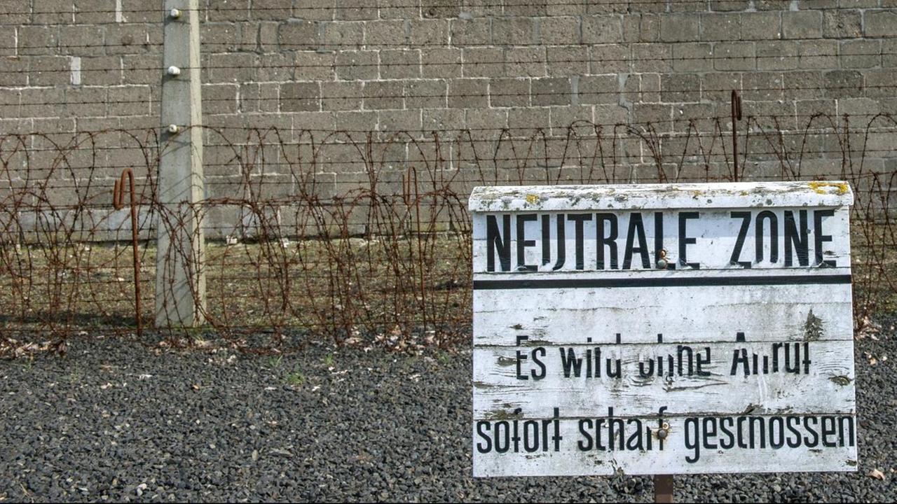 "Neutrale Zone - Es wird ohne Anruf sofort scharf geschossen" steht in Oranienburg (Brandenburg) auf dem Gelände der Gedenkstätte Sachsenhausen.